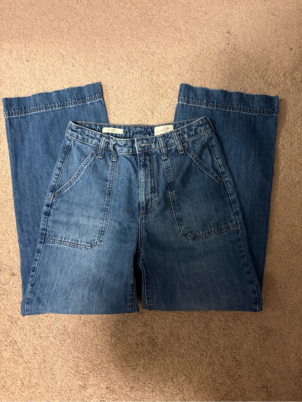 Universal Thread blue high rise wide leg jeans Size 6 with cute pockets